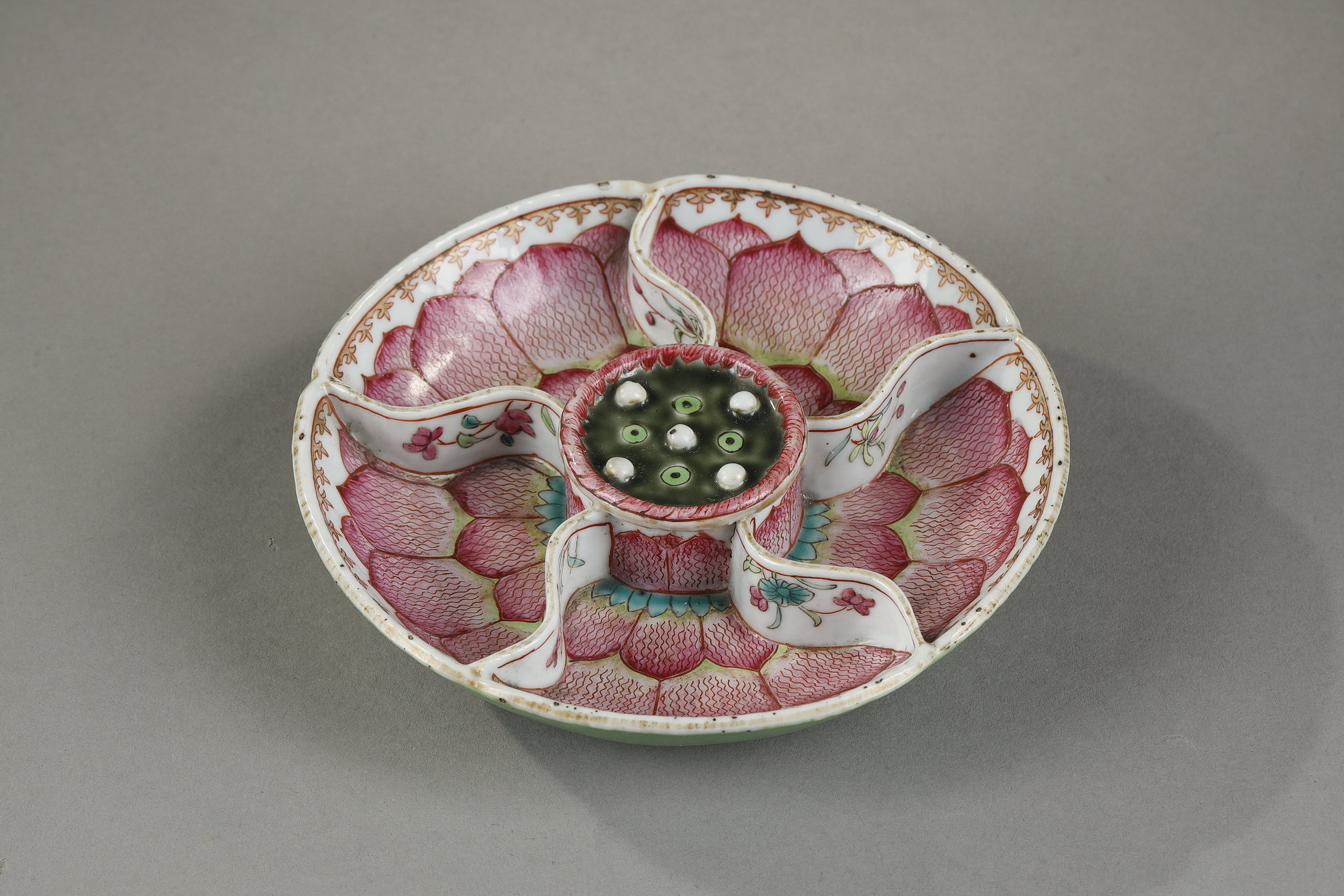 Chinese export "famille rose"  porcelain candy bowl adorned .with a lotus flower and with spearhead decoration in the rim - China Qianlong period about 1790      Diam 14cm